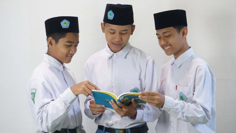 Pendidikan Berbasis Pondok Pesantren yang Menanamkan Ilmu dan Akhlak